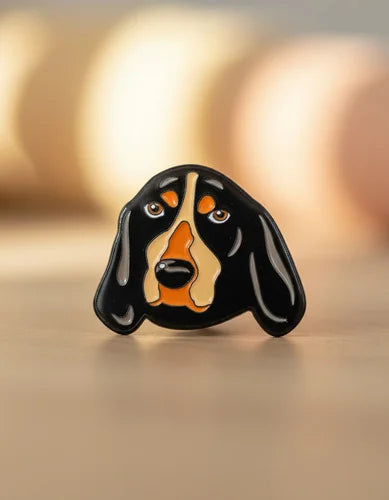 Pin Metálico Perrito Black and Tan Coonhound