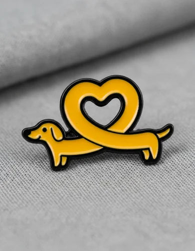 Pin Metálico Perrito Salchicha Corazón