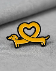 Pin Metálico Perrito Salchicha Corazón