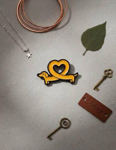Pin Metálico Perrito Salchicha Corazón