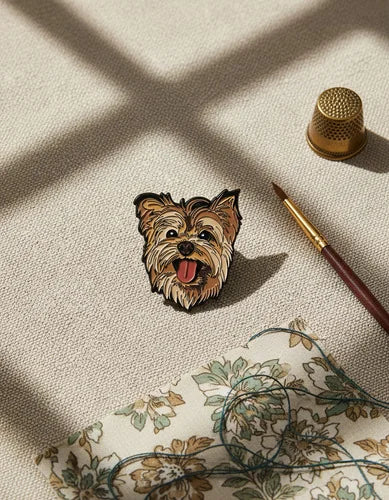 Pin Metálico Perrito Yorkie Juguetón
