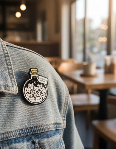 Pin Metálico Poción de Gatos Felices