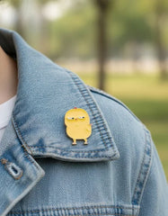 Pin Metálico Pollito Sospechoso