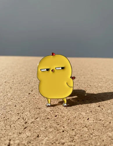 Pin Metálico Pollito Sospechoso