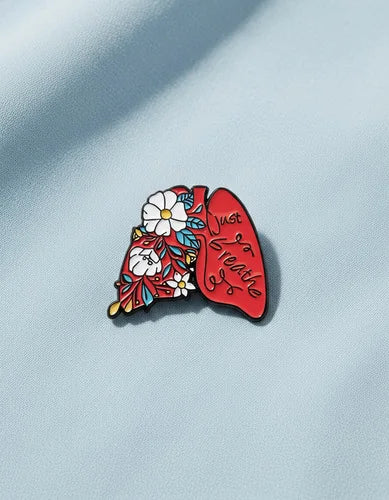 Pin Metálico Pulmón Just Breathe con Flores