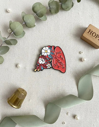 Pin Metálico Pulmón Just Breathe con Flores