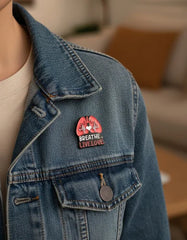 Pin Metálico Pulmones Breathe Live Love