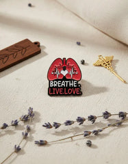 Pin Metálico Pulmones Breathe Live Love