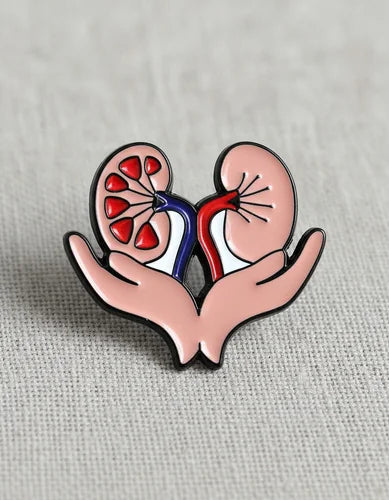 Pin Metálico Riñones en Manos