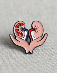 Pin Metálico Riñones en Manos