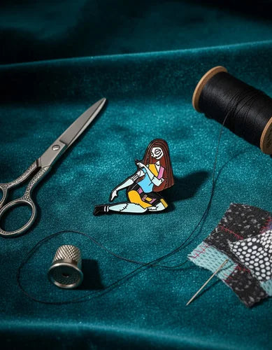 Pin Metálico Sally Cosiéndose