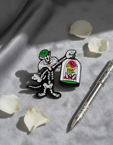 Pin Metálico Silvestre y Piolín Esqueleto