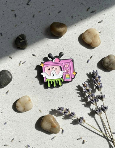 Pin Metálico Televisor Fantasma