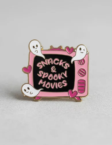 Pin Metálico Televisor Snacks y Pelis Tenebrosas