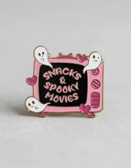 Pin Metálico Televisor Snacks y Pelis Tenebrosas