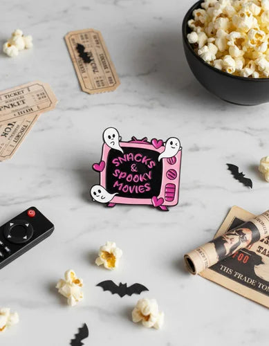 Pin Metálico Televisor Snacks y Pelis Tenebrosas