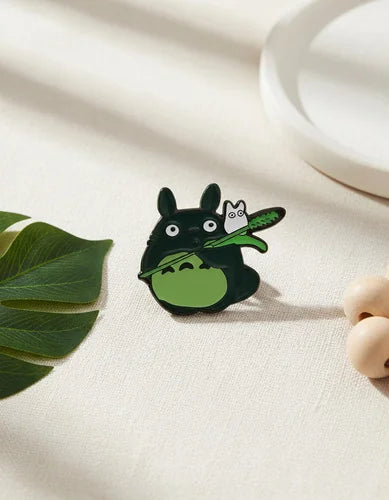 Pin Metálico Totoro con Hoja