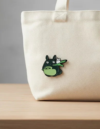 Pin Metálico Totoro con Hoja