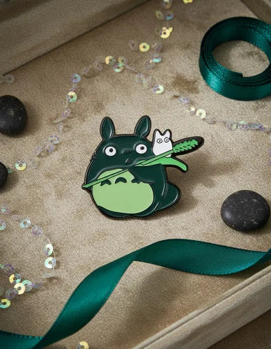 Pin Metálico Totoro con Hoja