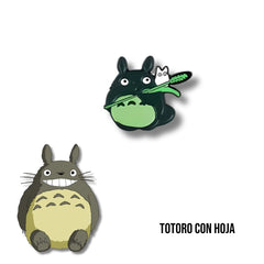 Pin Metálico Totoro con Hoja